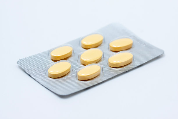 药丸分离在白色背景上图片下载