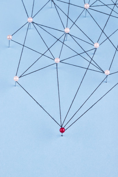 网络与别针在蓝色背景图片下载