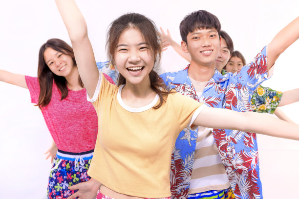 年轻的团队在白色背景下玩得很开心图片下载