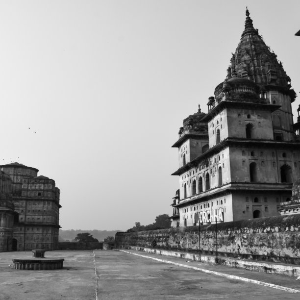 印度中央邦奥尔恰皇家纪念碑(Chhatris)的晨景，印度失落的城市奥尔恰，印度考古遗址黑白图片下载