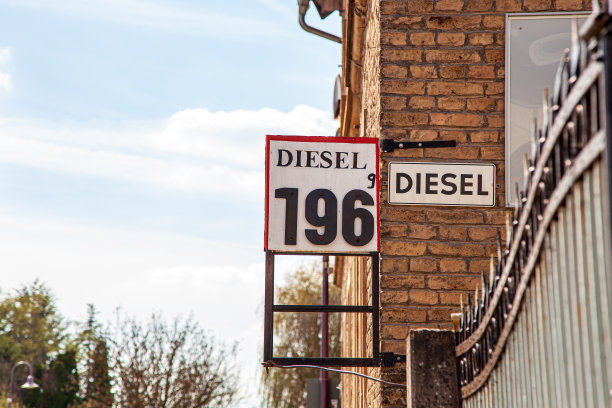 签名出售。旧复古加油站标志和价格标志燃料-德语柴油价格1,96图片下载