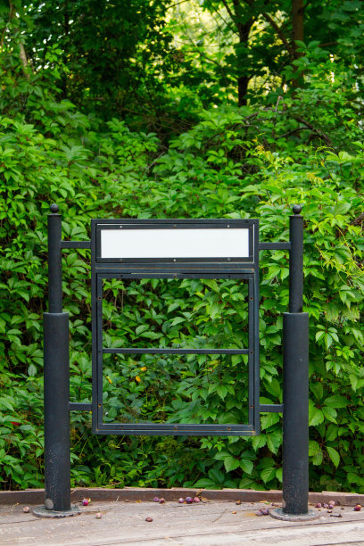 一个空广告牌，在一个自然的绿色公园里有一个可以复制的地方。图片下载