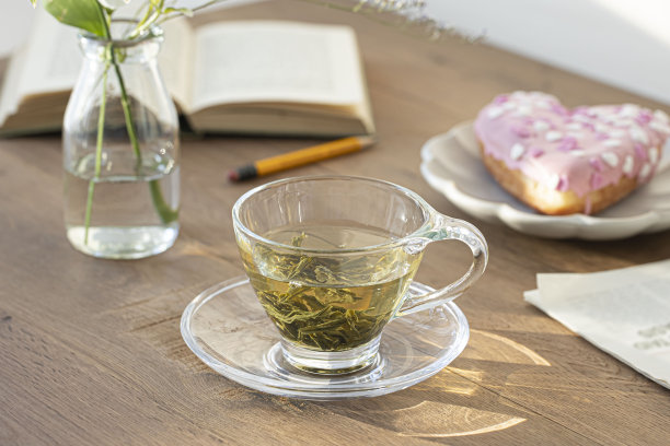 一杯绿茶放在木板上。图片下载