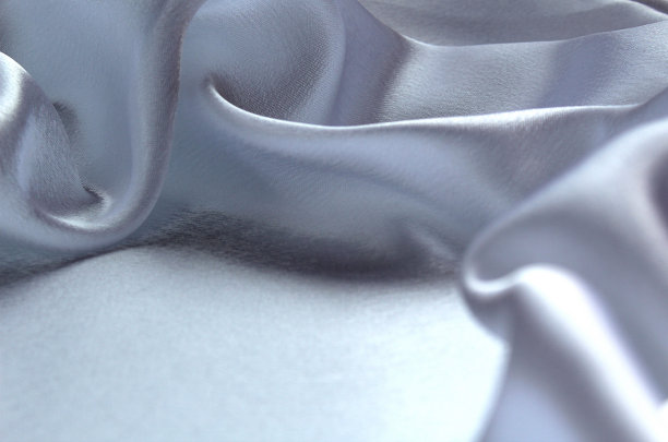 背景的白色缎面织物与大折叠和文本空间。图片下载