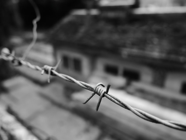 铁丝网围栏和模糊的建筑图片下载