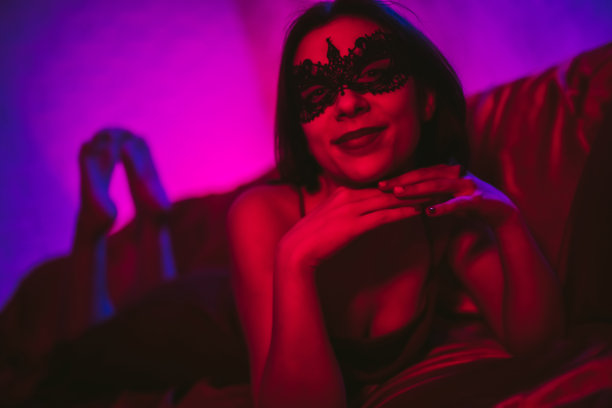 穿红床单的年轻女人图片下载