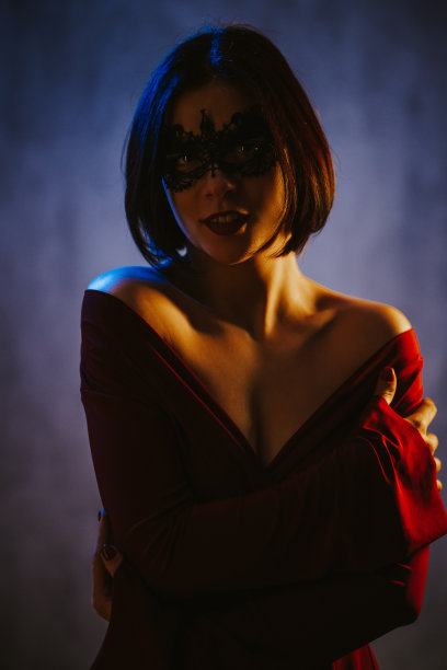 带着狂欢节面具的年轻女子图片下载