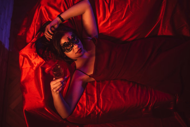 穿红床单的年轻女人图片下载