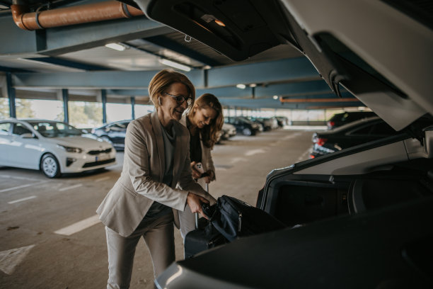 女人一起旅行图片下载