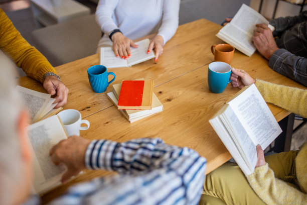 在读书俱乐部的会议上，一些不知名的人在读书图片下载