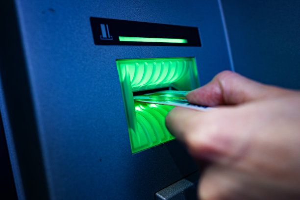 一个使用自动取款机的陌生女子图片下载