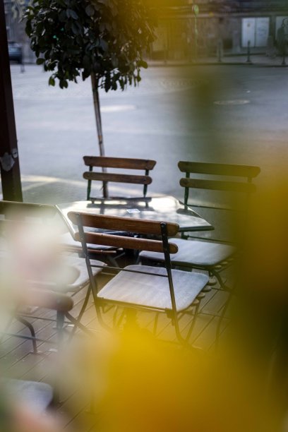 户外咖啡馆露台的桌椅图片下载