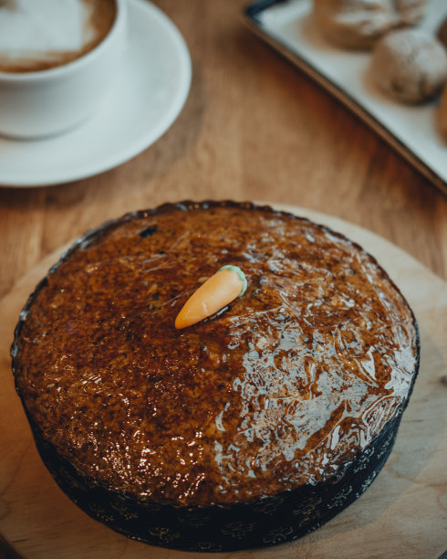 咖啡与新鲜烘焙的胡萝卜蛋糕和饼干，工作室拍摄蛋糕在木制背景，胡萝卜蛋糕stock照片，圆形蛋糕图片下载