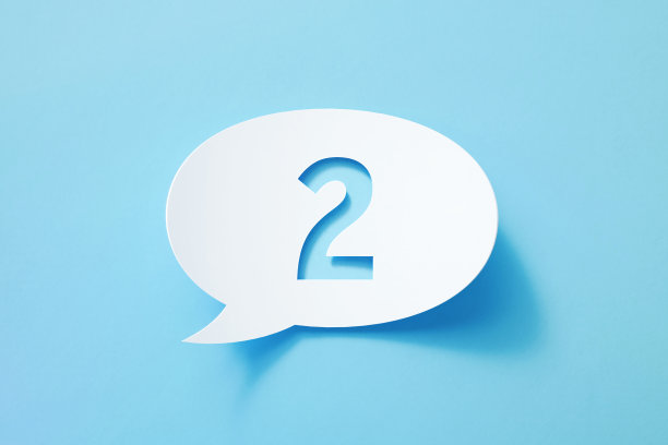 圆形白色聊天泡泡与削减数字2坐在蓝色背景图片下载