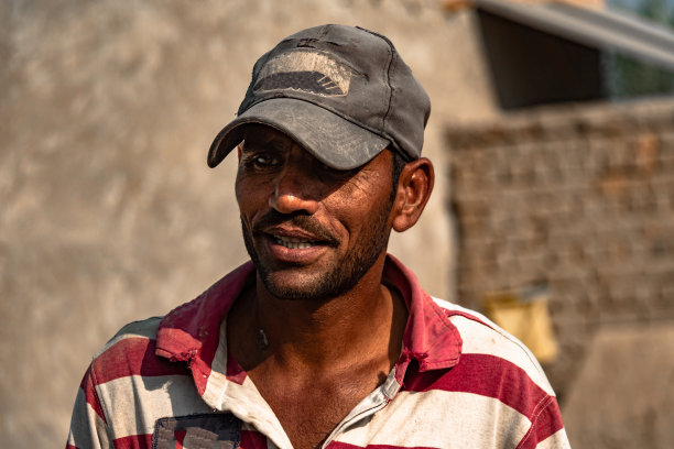 在施工现场辛勤工作的工人图片下载