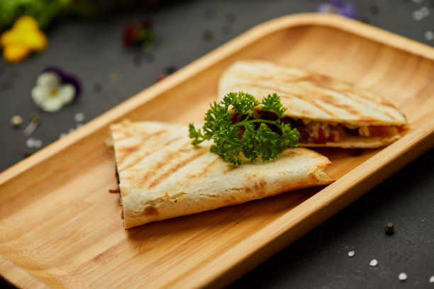 美味的小吃蔬菜和肉玉米饼。餐厅菜单图片。墨西哥玉米卷食物图片下载