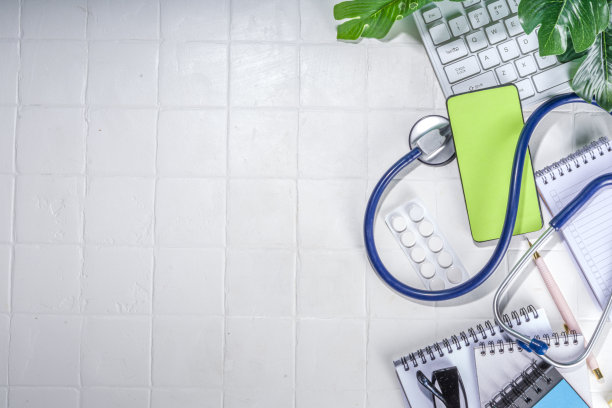 女医生用笔记本电脑工作图片下载