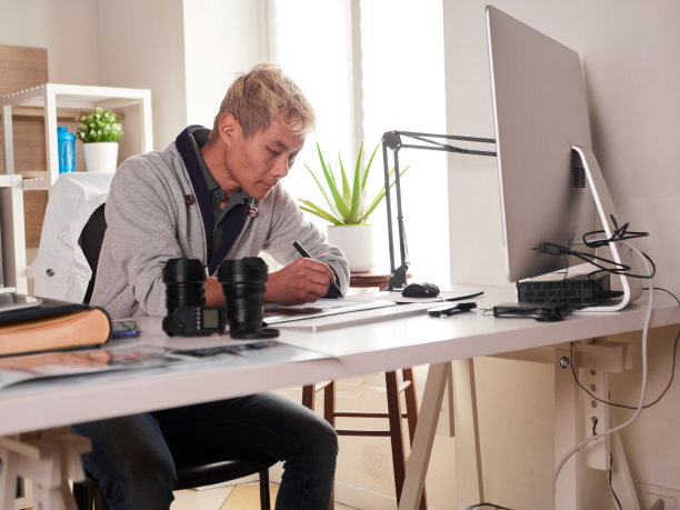 平面设计师/摄影师工作在家庭办公室图片下载