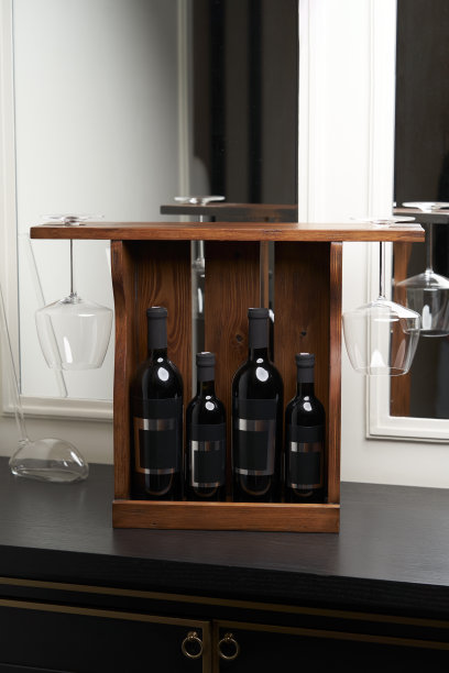 木箱里的酒瓶，特写镜头图片下载