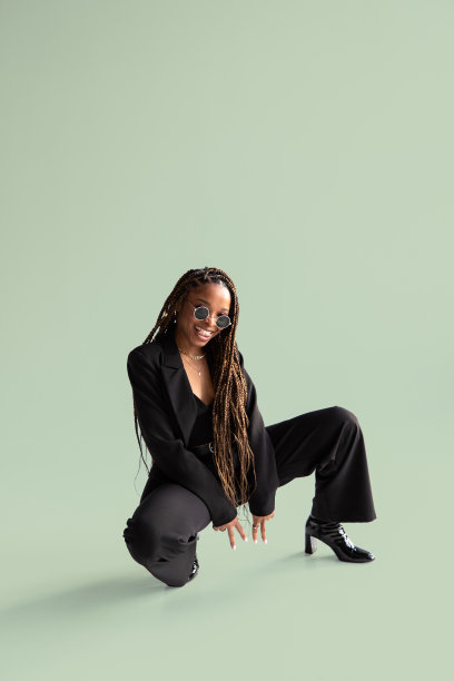 绿色背景上微笑的非洲女孩图片下载