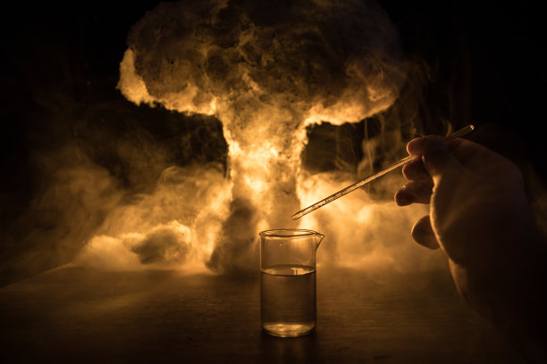 在实验室用溶液测试玻璃烧瓶。科学和医学背景。暗色调背景下的实验室试管，科学研究设备概念图片下载