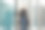 在玻璃建筑附近摆姿势的美女。图片下载