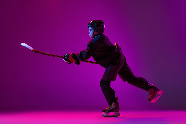 男孩的肖像，孩子，曲棍球运动员训练，练习孤立的紫色背景在霓虹灯图片下载