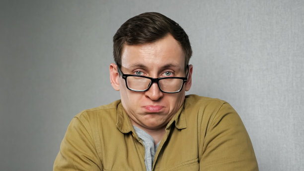 情绪不佳的男人调整黑框眼镜图片下载