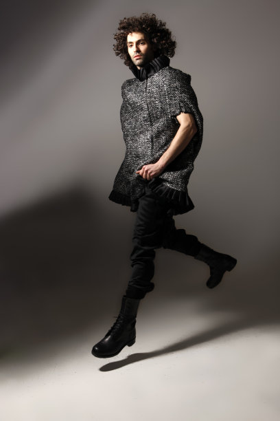 时装模特在摄影棚里摆姿势图片下载