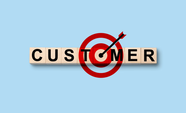 木制立方体块上的客户措辞与红色目标板与箭头为企业客户关注和目标的概念。专注于目标客户符号。图片下载