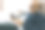 中年男子拿着智能手机躺在床上休息——帅哥在闲暇时间用移动设备看新闻、网购——老人和科技概念图片下载