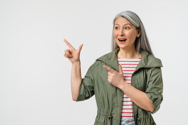 白发苍苍的震惊白人成熟中年妇女母亲妻子奶奶奶奶指着拷贝空间显示自由空间孤立在白色背景。销售折扣提供图片下载
