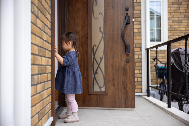 小女孩等着妈妈一起出去图片下载