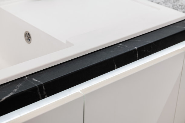 黑色现代厨房的白色水槽和立面图片下载