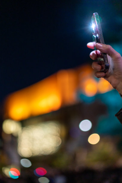 参加户外表演的女人。图片下载