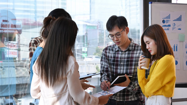 开展业务，人们一起讨论项目统计或财务报告。图片下载