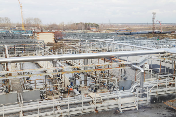 水处理厂的水净化系统，带有阀门和插头图片下载