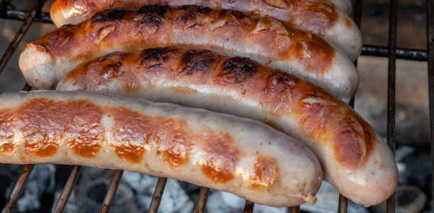 木炭烤架上的小香肠图片下载