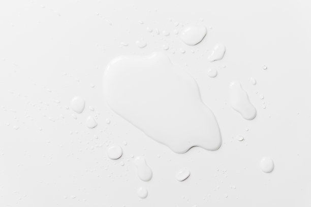 水洒在一张白色的桌子上图片下载