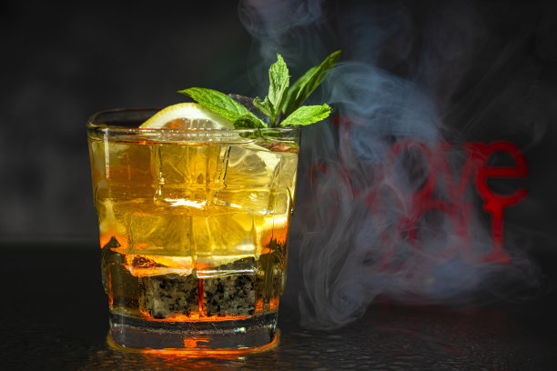 冰薄荷水果烟雾鸡尾酒图片下载