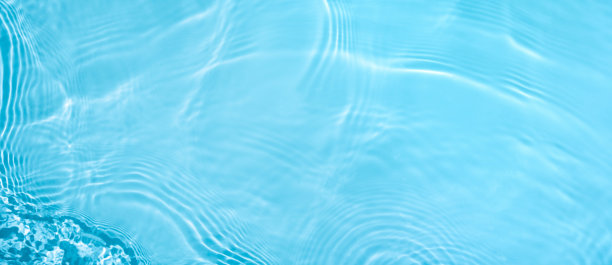 透明的蓝色清澈平静的水面波纹理图片下载