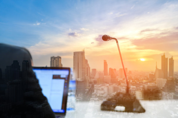 会议麦克风和商人会议的双重曝光，背景是关于房地产，投资房地产的城市。图片下载