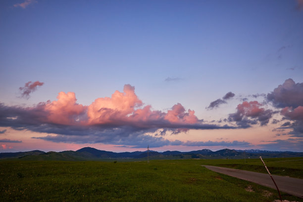 乡村的夕阳天空。图片下载