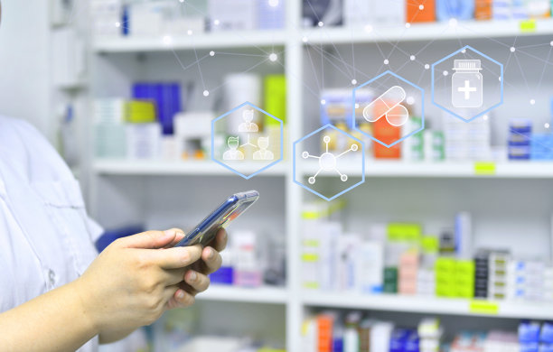 药剂师用手机搜索显示在药房的智能手机的货架背景。图片下载