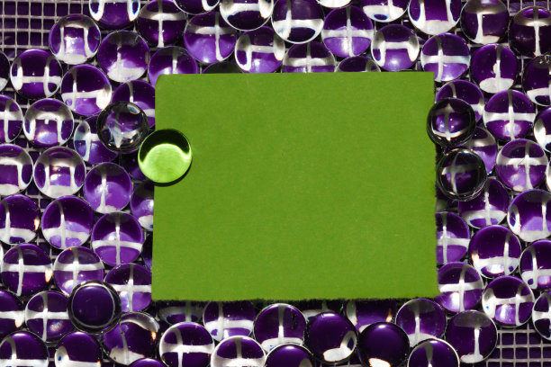 抽象紫色背景与白色网格通过球体反射，绿叶作为拷贝空间，艺术未来主义背景，现代设计图片下载