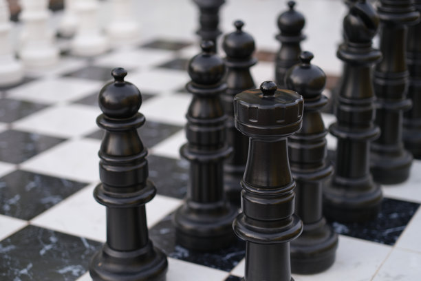 棋盘上的棋子。游戏策略和防御概念图片下载