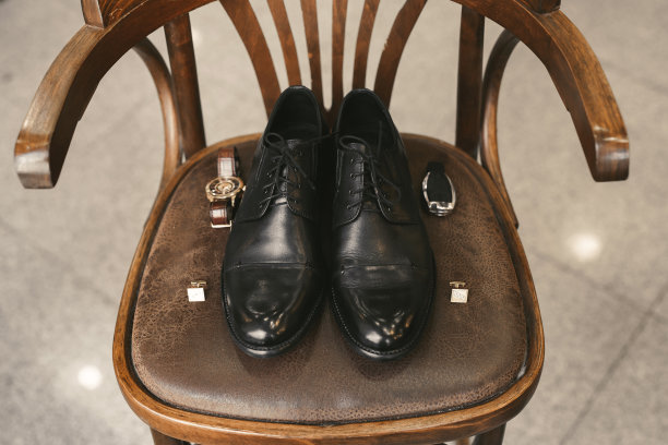 新郎婚礼当天的优雅配饰图片下载