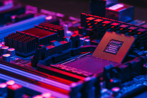主板上的处理器呈霓虹灯状。电脑部件。特写照片“n图片下载