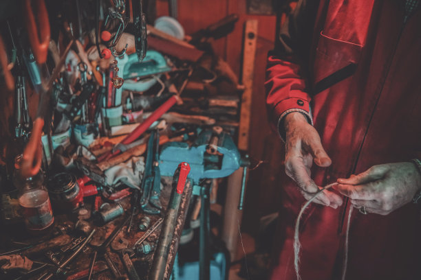 退休管道工修理管道的特殊旧技术图片下载