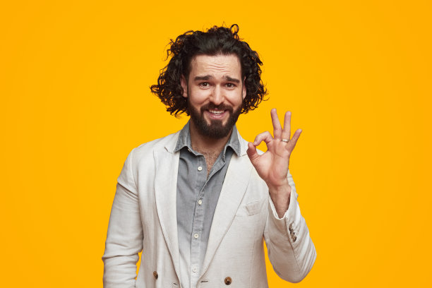 开朗的大胡子男子表示OK图片下载